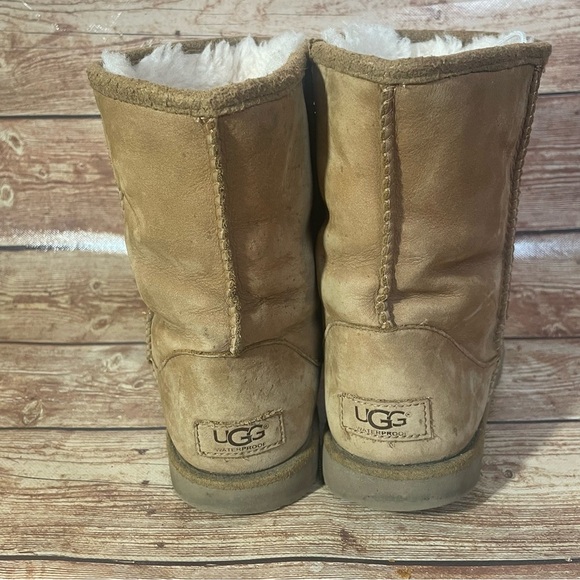 UGG Girls Classic Short II Pull On Winter Boots, Size 5 M Big Kid - Picture 3 of 11